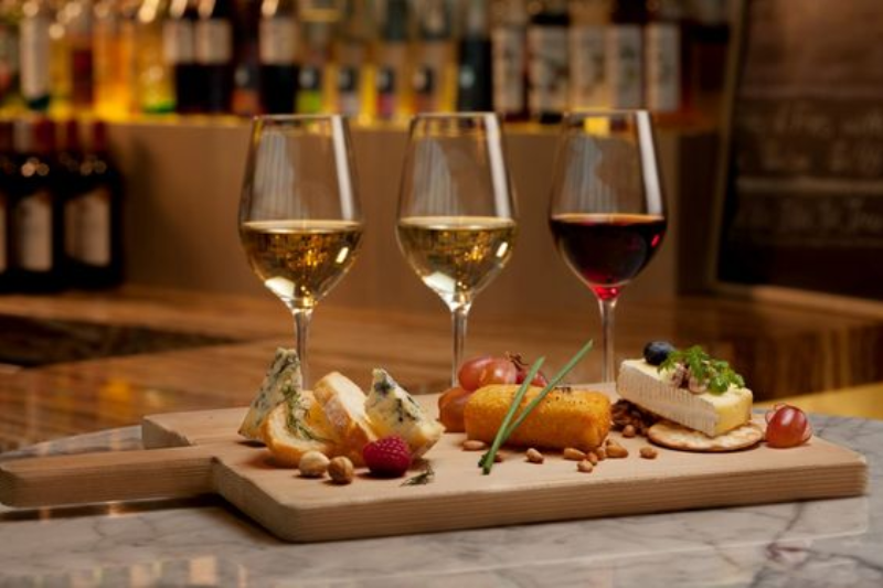 Uống rượu vang ăn gì? Sự kết hợp tuyệt vời giữa rượu vang và thực phẩm